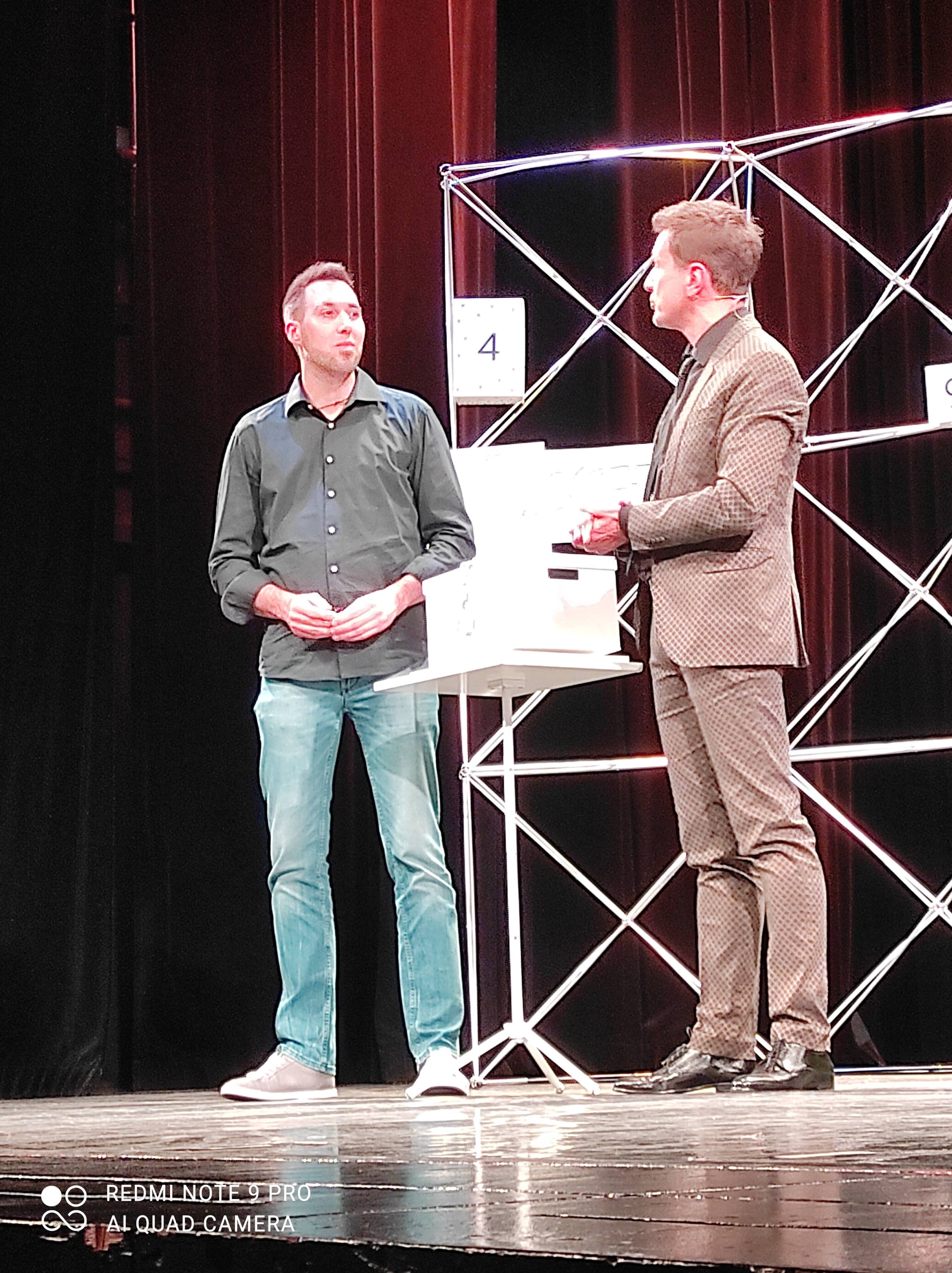 Mario Kurz bei einem Vortrag auf der Bühne mit Thorsten Havener